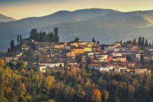 walking-in-tuscany-tour-barga-village