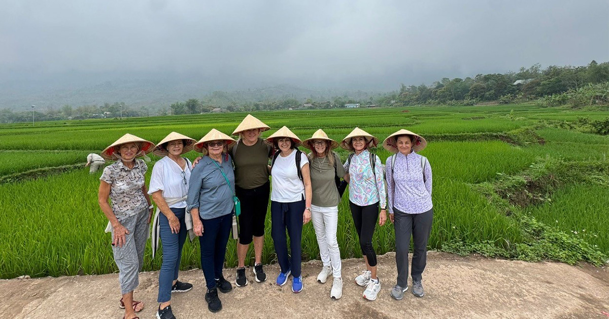 small-group-women-tour
